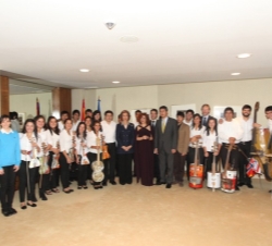 Su Majestad la Reina junto a los jóvenes músicos de la Orquesta de Instrumentos Reciclados de Cateura (Paraguay) y la soprano Pilar Jurado, a quien Su